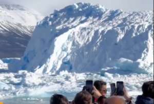 Un fen&oacute;meno natural de gran impacto visual fue registrado en la Patagonia argentina. El protagonista de la escena: un iceberg que rot&oacute; sobre su propio eje.