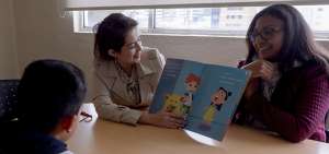 Ver&oacute;nica Jim&eacute;nez, directora acad&eacute;mica de Poliestudios, le ense&ntilde;a a Iv&aacute;n Zhag&ntilde;ay un cuento sobre autismo.  