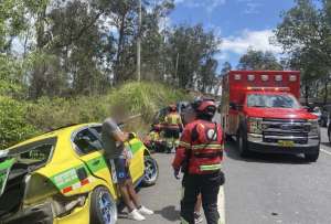Choque múltiple en la Simón Bolívar: 12 vehículos involucrados y dos heridos
