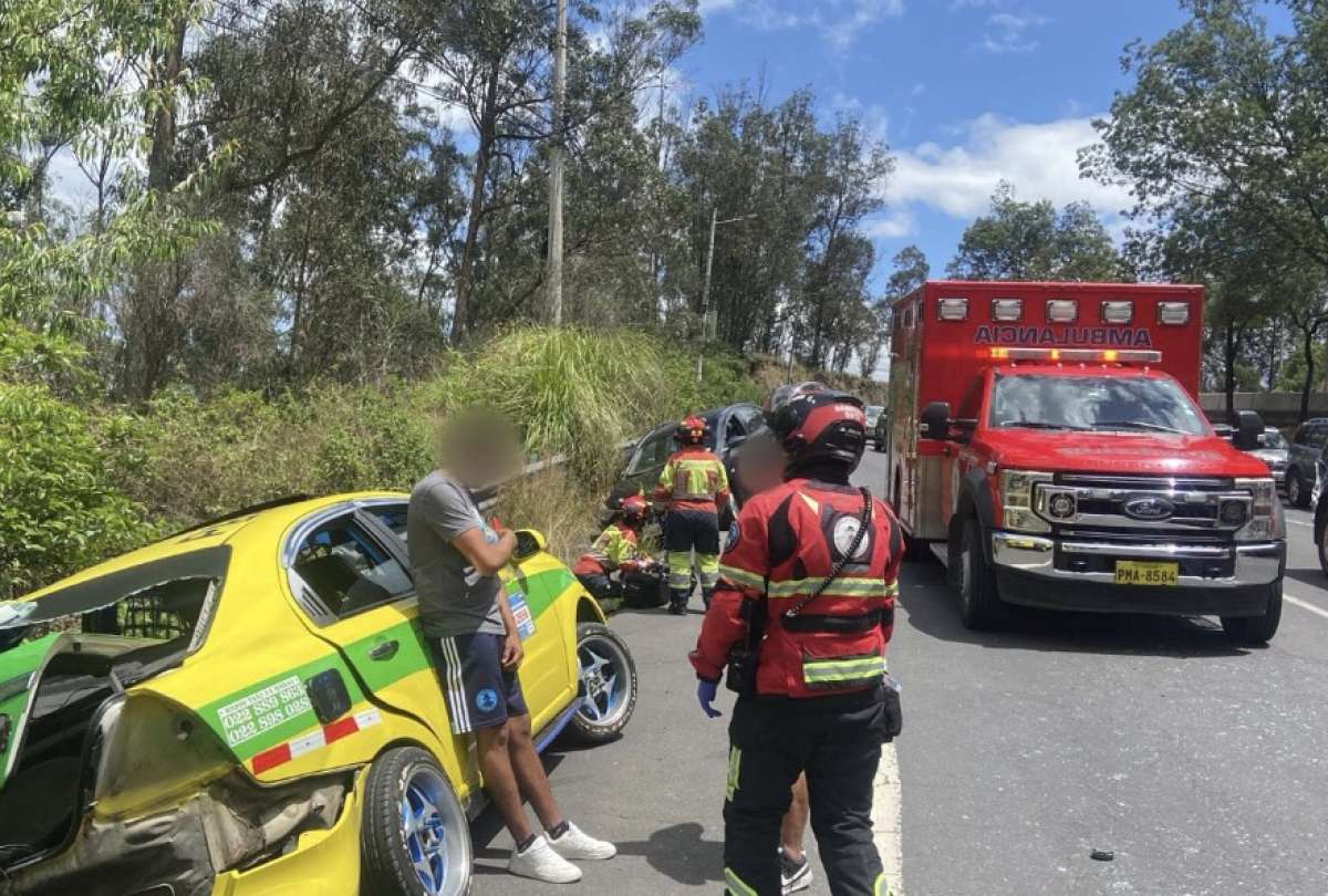 Choque múltiple en la Simón Bolívar: 12 vehículos involucrados y dos heridos