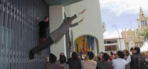 El actor Santi Rovira se lanza sobre los brazos de un grupo de espectadores y parte del elenco de Kamch&agrave;tka en las afueras de la Alcald&iacute;a de Loja