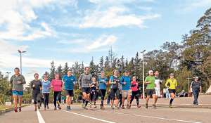 Miembros del grupo UIO Runners entrenan a diario en el parque La Carolina de Quito. Este colectivo se fund&oacute; en 2011 y congrega a medio centenar de cultores. No es jur&iacute;dico pero s&iacute; muy organizado. Foto: Miguel Jim&eacute;nez / El Tel&eacute;grafo