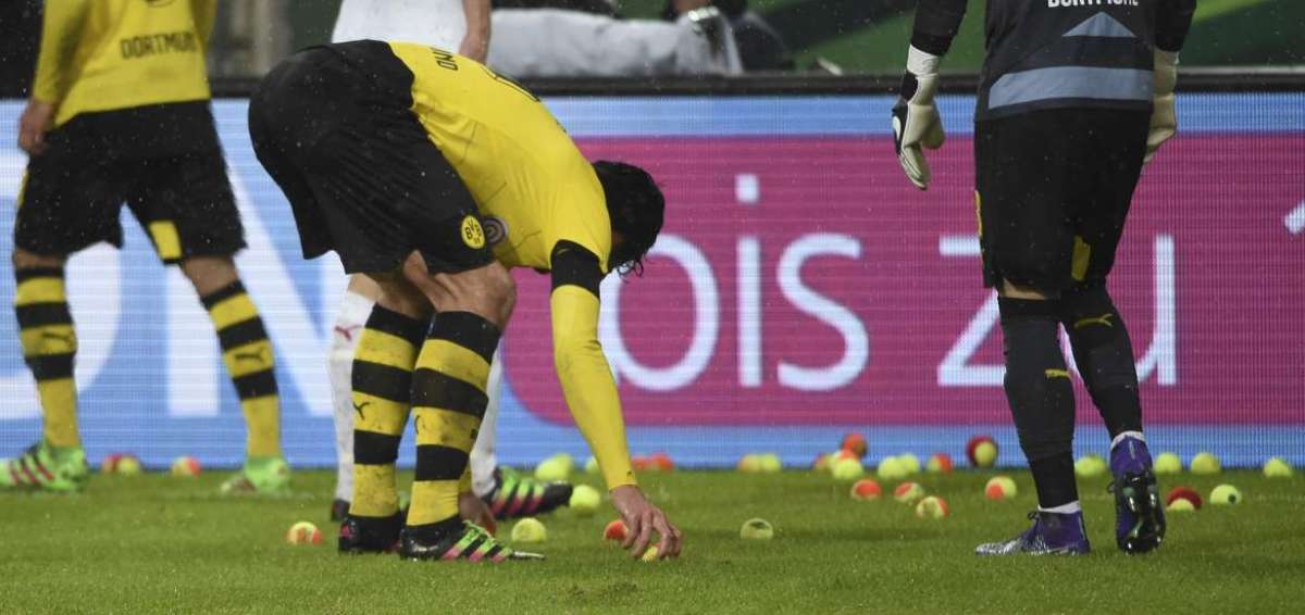 Fans del Borussia protestan por precio de entradas lanzando pelotas de tenis