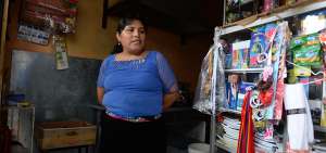 Elena Chacaguasay, oriunda de Colta, saca adelante a su familia con un peque&ntilde;o bazar donde vende &uacute;tiles escolares.   