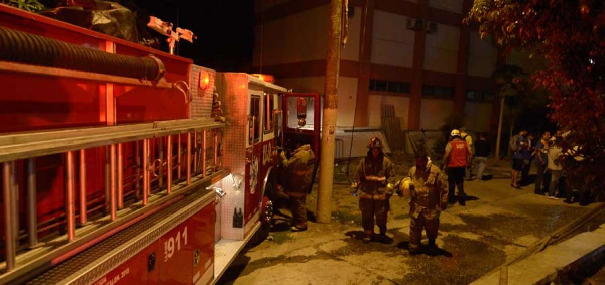 La polic&iacute;a investiga incendio en universidad