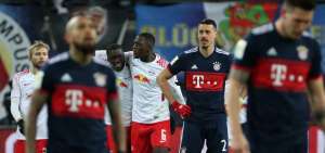 Los jugadores de Leipzig celebran su victoria sobre Bayern M&uacute;nich en el partido de la Bundesliga alemana.