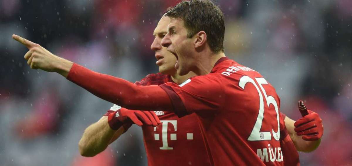 El delantero del Bayern M&uacute;nich, Thomas Mueller ( 25 ) y el centrocampista  Arjen Robben (semioculto  ) celebran despu&eacute;s del primer gol de Munich durante la Bundesliga.