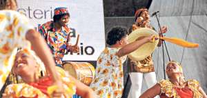 Afro Mestizo Candente (foto)es una agrupaci&oacute;n de danza afroecuatoriana dirigida por Jimmy Simisterra. Su propuesta fue parte de la inauguraci&oacute;n del espacio. Foto: Miguel Castro / El Tel&eacute;grafo