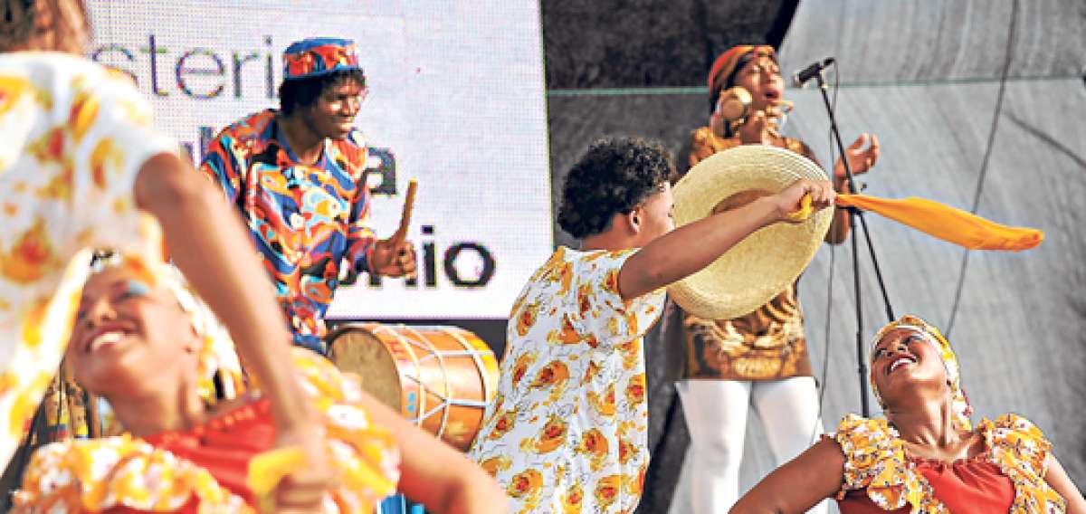 Afro Mestizo Candente (foto)es una agrupaci&oacute;n de danza afroecuatoriana dirigida por Jimmy Simisterra. Su propuesta fue parte de la inauguraci&oacute;n del espacio. Foto: Miguel Castro / El Tel&eacute;grafo