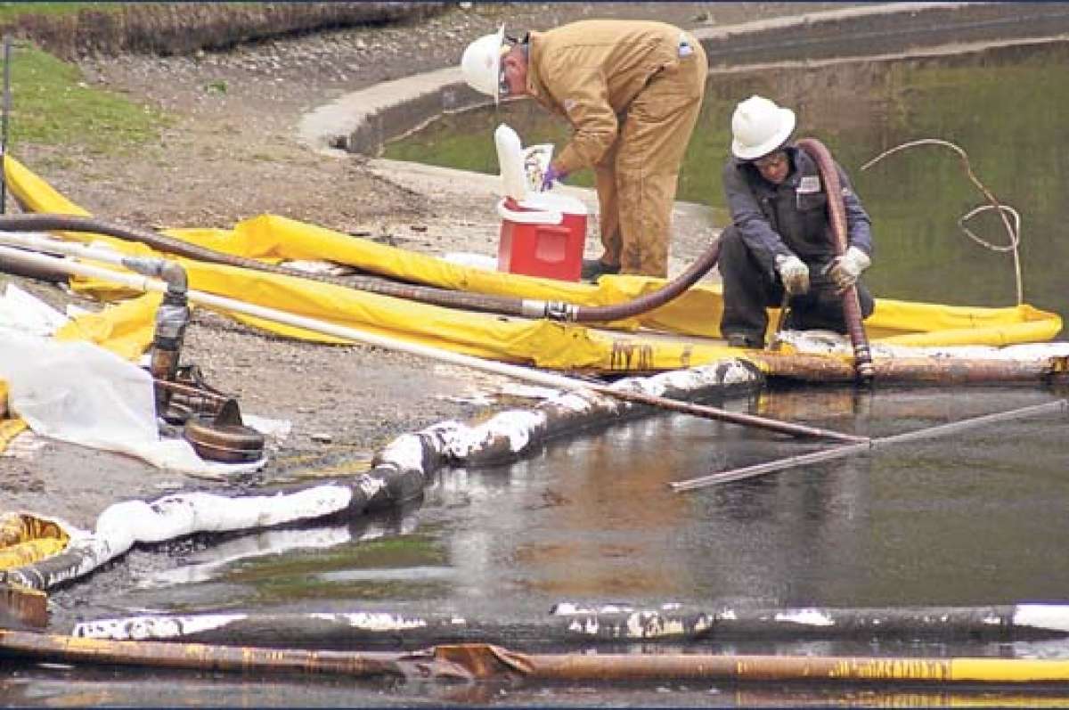 Especialistas limpian el lago contaminado por Chevron en junio de 2010. Foto: flickr.