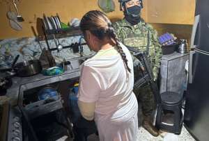 En la vivienda se encontraron cuatro celulares, paquetes de drogas y dinero efectivo.