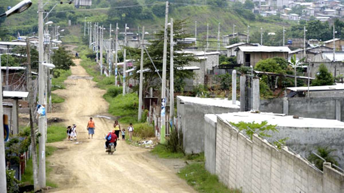 Los postes con el cableado resaltan en Tres Hermanos (zona perif&eacute;rica del cant&oacute;n). La gesti&oacute;n se extender&aacute; a m&aacute;s barrios de Monte Sina&iacute;. Foto: Karly Torres | El  Telegrafo