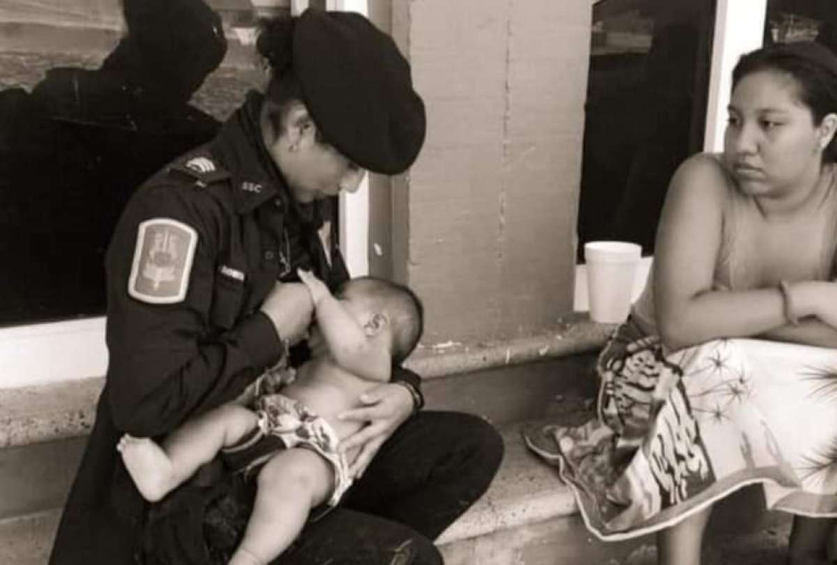 Policía dio de lactar a un bebé afectado por el huracán Otis en Acapulco, México