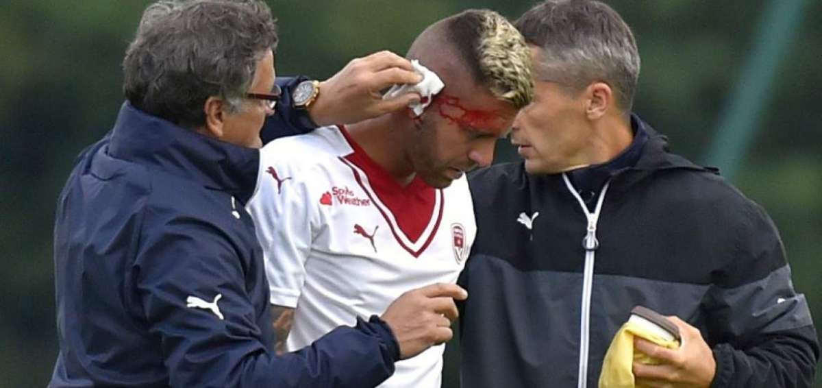 M&eacute;nez tiene la oreja cortada en dos. Seguramente va a ser operado.