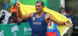 El ecuatoriano Claudio Villanueva estableci&oacute; la mejor marca de la temporada al cruzar la meta en pos del oro al cabo de 3 horas, 50 minutos y 1 segundo.