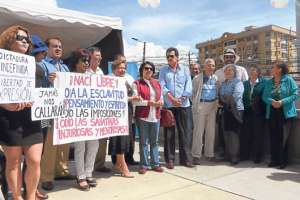 Con carteles y en una tela colocada en los exteriores de la UNP, en Quito, periodistas se manifestaron sobre la libertad de expresi&oacute;n y en contra del Gobierno.