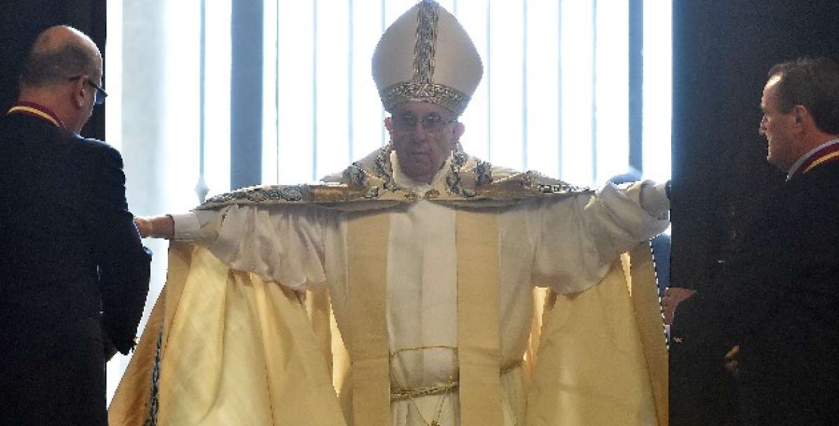 El papa abri&oacute; en forma solemne la puerta santa de la bas&iacute;lica, que permanece sellada a cal y canto todo el a&ntilde;o. Foto: AFP 