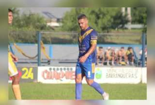 El futbolista de 35 años, Enzo Pittau, sufrió un paro cardiorrespiratorio en pleno partido del Torneo Federativo en Chaco, Argentina. La falta de ambulancia agravó la emergencia.