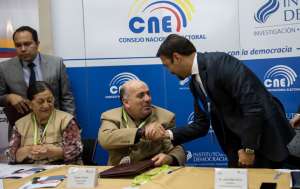 Xavier Torres (izq.) saluda a Juan Pablo Pozo (der.) durante la firma del convenio. Foto: Marco Salgado / El Tel&eacute;grafo