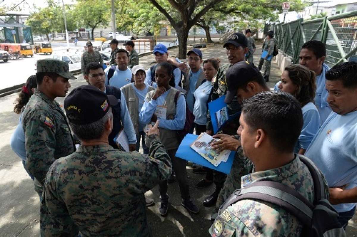 En Guayaquil, los uniformados se limitan al retiro de criaderos de mosquitos, colocaci&oacute;n de larvicidas y entrega de informaci&oacute;n sobre las enfermedades. Foto: Miguel Castro / El Tel&eacute;grafo 