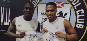 Antonio Valencia (d.) luego de una pr&aacute;ctica en Guayaquil, junto con el exseleccionado tricolor, Segundo Castillo. 