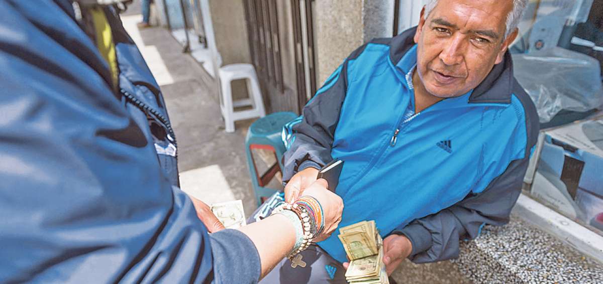 A sus 79 a&ntilde;os, Humberto Filadelfo Revelo lleva m&aacute;s de 4 d&eacute;cadas en el cambio de divisas.