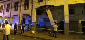 Personal municipal lleg&oacute; para inspeccionar los da&ntilde;os. La Polic&iacute;a qued&oacute; resguardando la vivienda para evitar saqueos.