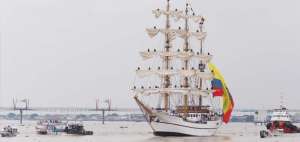 El nav&iacute;o finalmente ancl&oacute; en los exteriores del Yatch Club (Malec&oacute;n Sim&oacute;n Bol&iacute;var), a las 14:45 aproximadamente.
