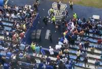 Los hincha lanzaron objetos a los integrantes de Emelec