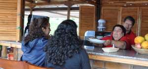 La preparaci&oacute;n de alimentos en el restaurante La Tulpa se lleva a cabo sobre la base de especies naturales como: cebolla, perejil, ishpingo y culantro.