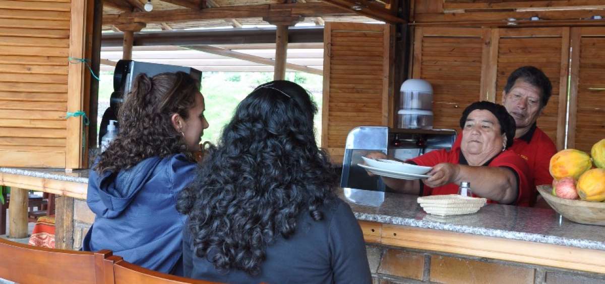La preparaci&oacute;n de alimentos en el restaurante La Tulpa se lleva a cabo sobre la base de especies naturales como: cebolla, perejil, ishpingo y culantro.