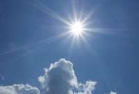 Los expertos recomiendan usar protector solar, gorra, gafas, ropa que cubra la piel, paraguas y evitar exponerse al sol desde las 10:00 hasta las 16:00.