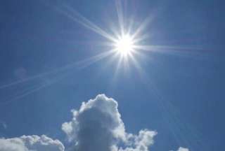 Los expertos recomiendan usar protector solar, gorra, gafas, ropa que cubra la piel, paraguas y evitar exponerse al sol desde las 10:00 hasta las 16:00.