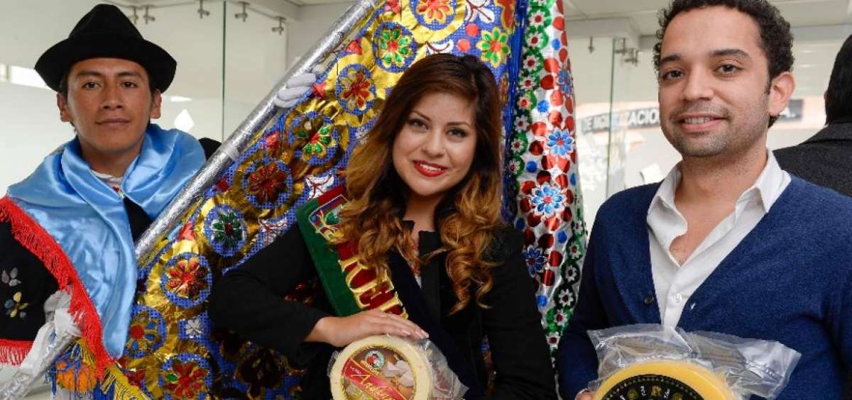 Diego Viturco (derecha) es uno de los guioneros o campesinos cristianos que organiza los ritos en Tabacundo. 