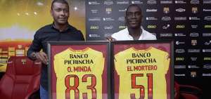 Oswaldo Minda (izq.) y Segundo Castillo muestran las camisetas que les obsequi&oacute; el club en su despedida de la instituci&oacute;n. En cada una se imprimi&oacute; la cantidad de partidos que disputaron con el equipo amarillo.