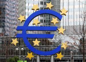 El euro cae a su nivel m&aacute;s bajo respecto al d&oacute;lar desde 2010