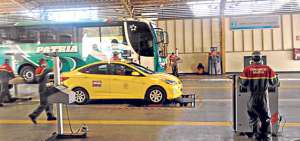 Los taxis deben pasar la revisi&oacute;n mec&aacute;nica 2 veces al a&ntilde;o, mientras que los veh&iacute;culos particulares deben hacerlo una vez, en Capulispamba o en Mayancela. Fotos: Rodrigo Matute Torres/ El Tel&eacute;grafo