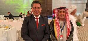 Christian Cruz (i) y Harib Al Almimi, anfitri&oacute;n del evento.