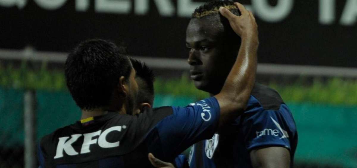 Jos&eacute; Angulo (d) le dio el triunfo a Independiente gracias a su gol convertido a los 80 minutos.