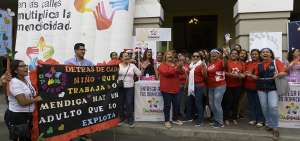  &rarr;Los representantes del MIES y de la Gobernaci&oacute;n del Guayas participaron en la activaci&oacute;n del punto de donaciones de la campa&ntilde;a Da dignidad.