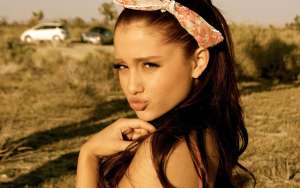 Polic&iacute;a investiga a Ariana Grande por lamer unas donas 