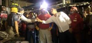 El Mandatario durante el recorrido en el sector de Tarqui, en Manta. 