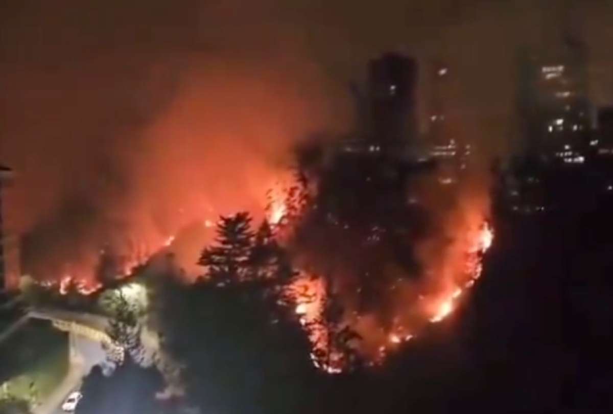 El alcalde de Quito, Pabel Muñoz actualiza la situación desde el Puesto de Mando Unificado sobre el incendio en Guápulo.