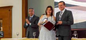 Mar&iacute;a Alejandra Vicu&ntilde;a junto con el alcalde Agust&iacute;n Casanova.