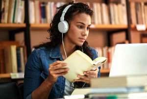 Aunque escuchar reggaetón activa el cerebro, también puede dificultar la concentración. Expertos recomiendan otros géneros más adecuados para el estudio.