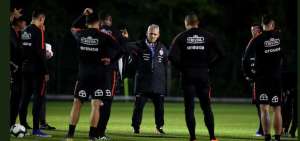 El DT colombiano Reinaldo Rueda (centro) da indicaciones a sus jugadores en el primer entrenamiento de Chile, previamente a la semifinal de ma&ntilde;ana.