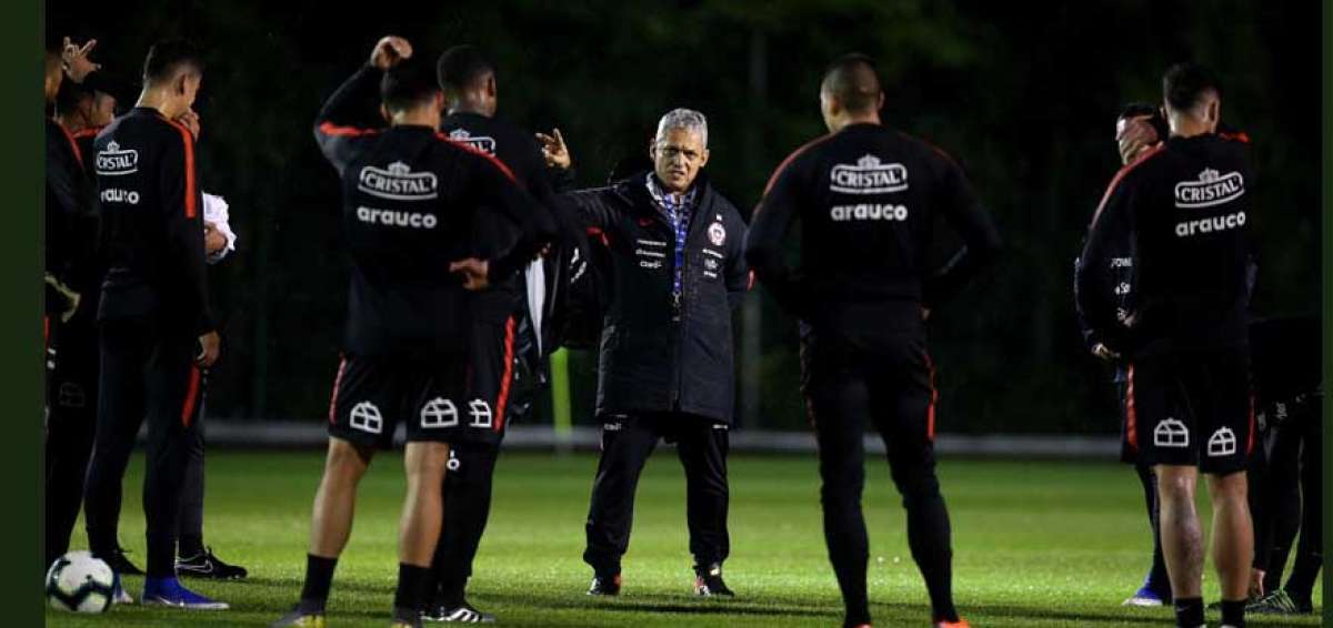 El DT colombiano Reinaldo Rueda (centro) da indicaciones a sus jugadores en el primer entrenamiento de Chile, previamente a la semifinal de ma&ntilde;ana.