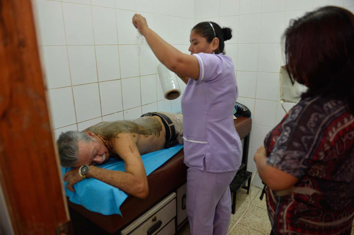 Jorge Barahona, de 86 a&ntilde;os, tiene artrosis y para aliviar los dolores recibe terapia con barro. Foto: William Orellana / El Tel&eacute;grafo