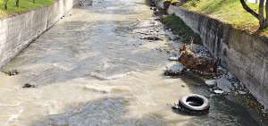 El r&iacute;o Malacatos, que pasa por el centro de la ciudad de Loja, tiene una gran contaminaci&oacute;n. El Municipio ejecuta una limpieza.