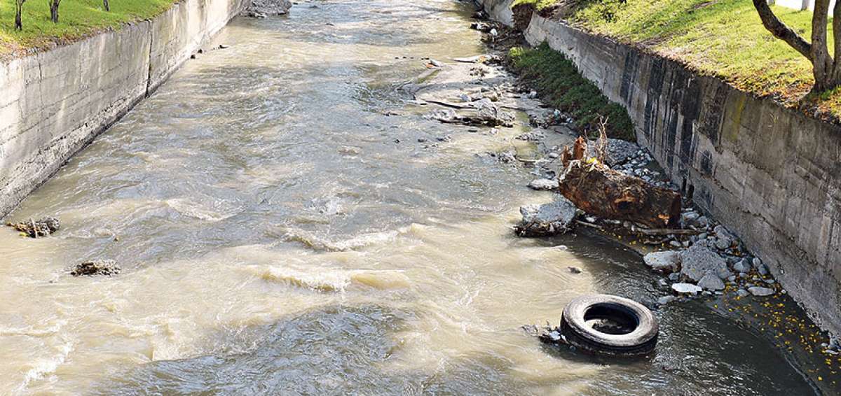 El r&iacute;o Malacatos, que pasa por el centro de la ciudad de Loja, tiene una gran contaminaci&oacute;n. El Municipio ejecuta una limpieza.